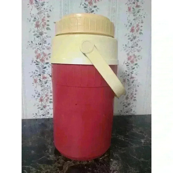 Vintage 1979 Igloo Red Thermos With Lid Half Gallon - Picture 2 of 8